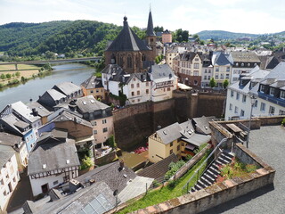 Stadt Saarburg an der Saar - inmitten von Weinbergen in Rheinland-Pfalz