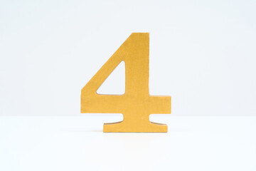 数字の「4」の木製ブロック