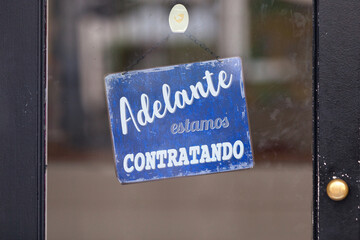 Come in, we're hiring - Sign written in Spanish
