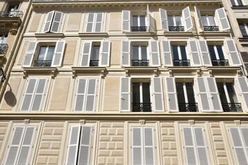 Façade à volets de bois à Paris. France