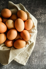 foto minimalista com vista superior de um cesto de ovos marrons e frescos empilhados. sem ninguém. espaço livre