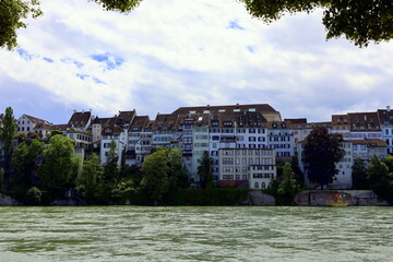 Häuser am Rheinufer in Grossbasel im Frühling