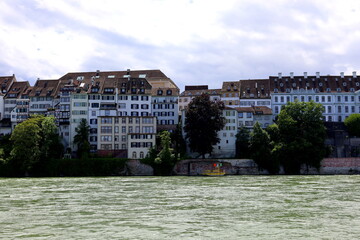 Häuser am Rheinufer in Grossbasel im Frühling