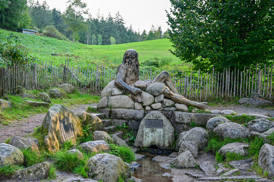 Bregquelle, Donauursprung, Donauquelle bei Furtwangen Danuvius-Figur, Donaubuch Quelle, Furtwangen im Schwarzwald, Baden-W&uuml;rttemberg, Deutschland