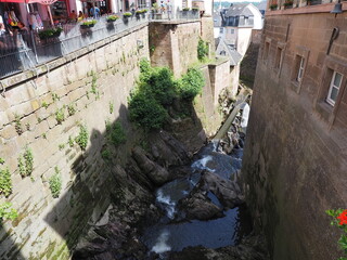 Saarburg -  Wasserfall im Stadtzentrum mit Museum Amüseum (ehem. Mühle) 