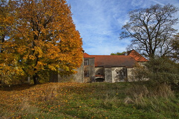 Obraz premium Castle Cuknstejn in public park 