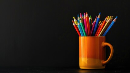 Obraz premium Pen and cup with crayons on desk black background