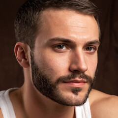 Obraz premium Man with short beard and white tank top