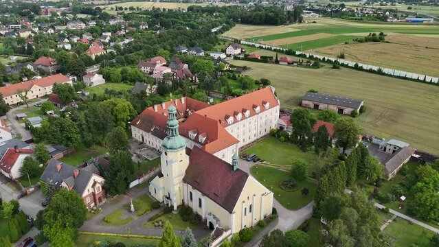Fragment dachu, kości&oacute;ł św. Norberta Opole Czarnowąsy widok z lotu ptaka, widok z drona.