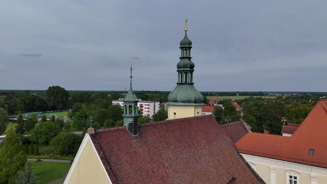 Kości&oacute;ł św. Norberta Opole Czarnowąsy widok z lotu ptaka, widok z drona.