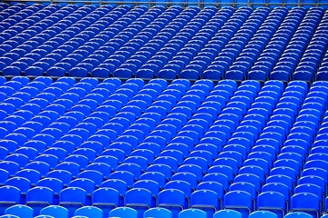 Leere Stuhlreihen in Stadion © Peter