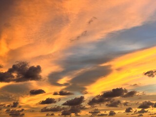 Obraz premium Fiery hues create tranquil skies