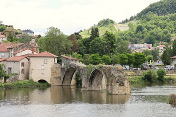 Ruines du vieux pont Galard sur le fleuve Loire, ville de Brives-Charensac, département de la...