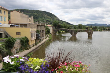 Ruines du vieux pont Galard sur le fleuve Loire, ville de Brives-Charensac, département de la...