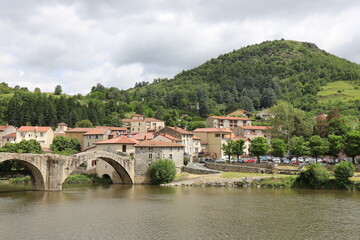 Vue d'ensemble de la ville le long du fleuve Loire, ville de Brives-Charensac, département de la...