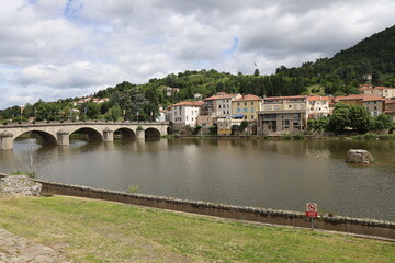 Vue d'ensemble de la ville le long du fleuve Loire, ville de Brives-Charensac, département de la Haute Loire, France