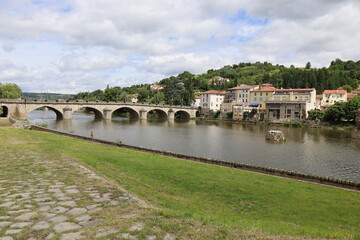 Vue d'ensemble de la ville le long du fleuve Loire, ville de Brives-Charensac, département de la...