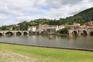 Vue d'ensemble de la ville le long du fleuve Loire, ville de Brives-Charensac, département de la...