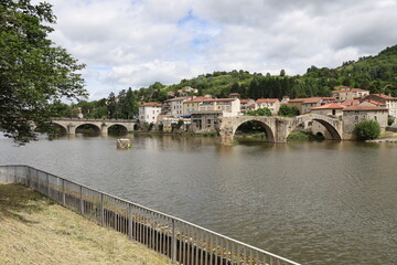 Vue d'ensemble de la ville le long du fleuve Loire, ville de Brives-Charensac, département de la...