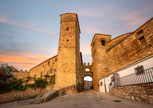 Arch between towers on Ballesteros street in Trujillo, C&aacute;ceres, Extremadura, Spain, with early morning light