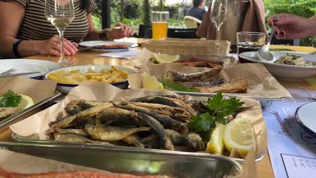 There are many different fish dishes in the fish restaurant.