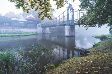 romantyczny most we mgle nad wodą