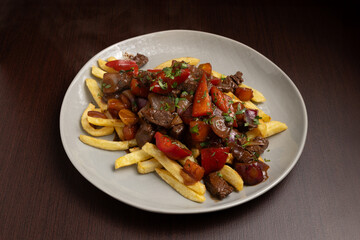 veal in sauce with french fries