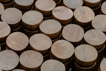 Patron de tubos de madera trabajada