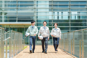 通路を歩く作業員