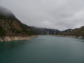 初夏の立山黒部アルペンルートの黒部ダムの風景