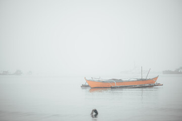 Obraz premium boat in the sea foggy weather, misty