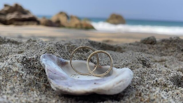 Sesi&oacute;n de Anillos de bodas en la playa, con el fondo de las olas del mar de puerto escondido Oaxaca