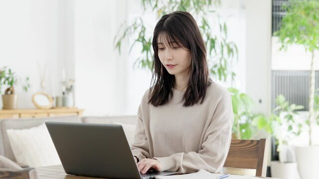 パソコン作業で肩こりを感じる女性	