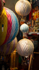 Lamparas, globos aerostáticos de juguete en exhibición 