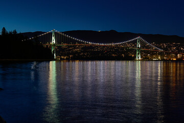 Fototapeta premium Lions Gate Bridge in Vancouver at dusk