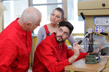 Obraz premium apprentice asking question to the trainer