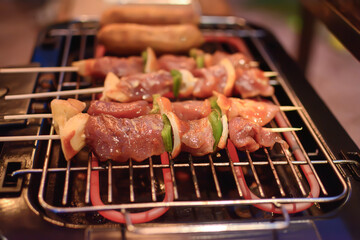 Barbecue meat, raw while grilling to cook until cooked before eating.