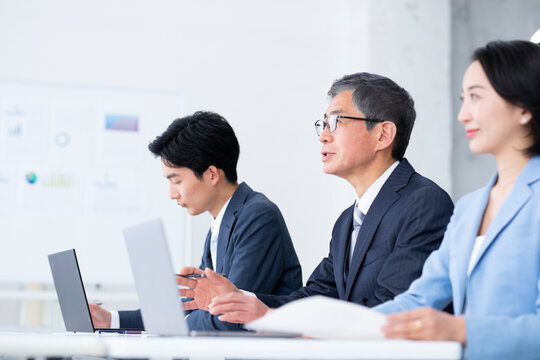 オフィスで面接をしている3人の男女