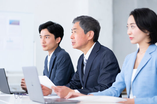 オフィスで面接をしている3人の男女