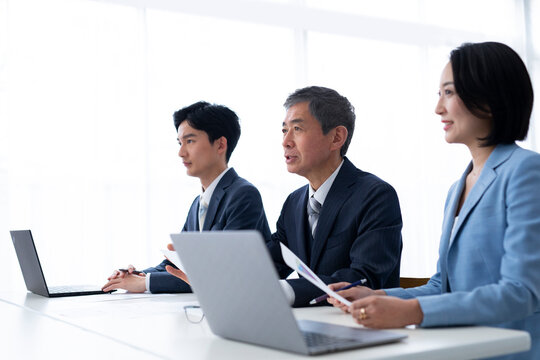 オフィスで面接をしている3人の男女