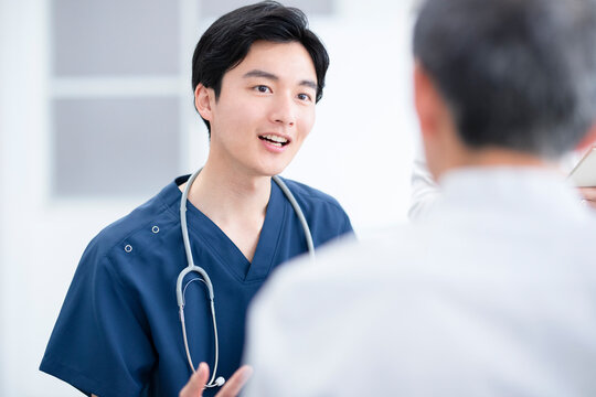 診察室で診察結果を説明する医師と患者