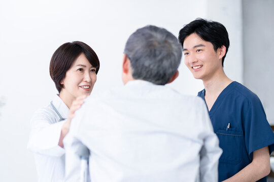 診察室で診察結果を説明する医師と患者