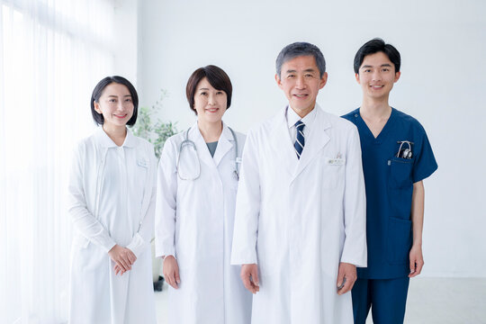 微笑む4人の医師と看護師