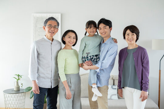 笑顔の3世代家族