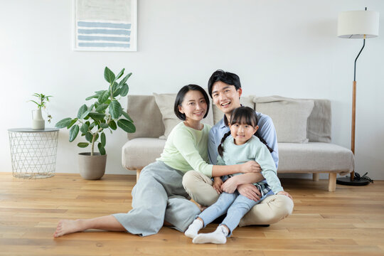 笑顔の3人家族