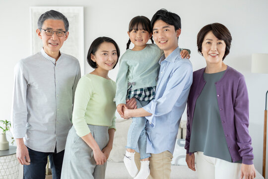 笑顔の3世代家族