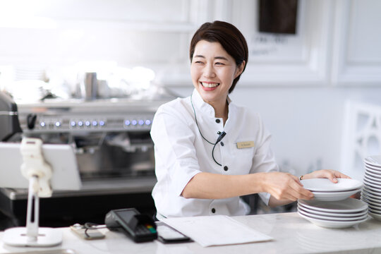 お皿を整理する女性