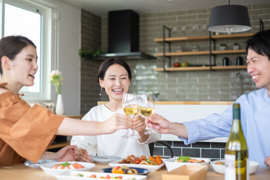 ホームパーティーをする日本人