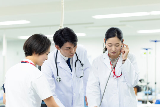 真剣に話をする医者と看護師