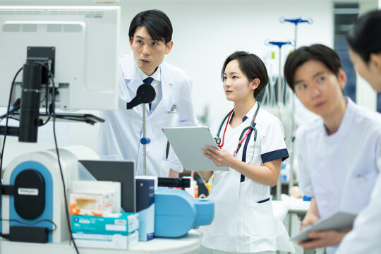 作業をする看護師と医師